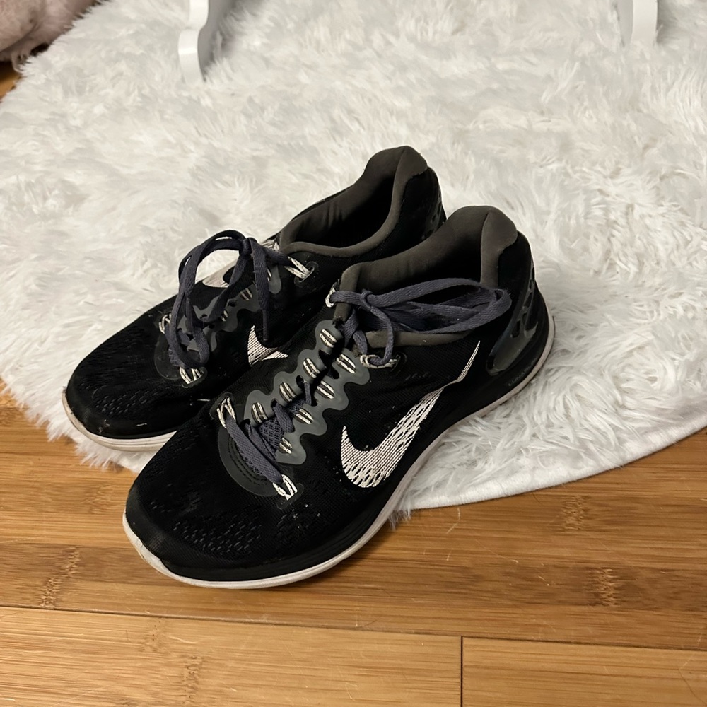 Nike - Picture 2 of 3